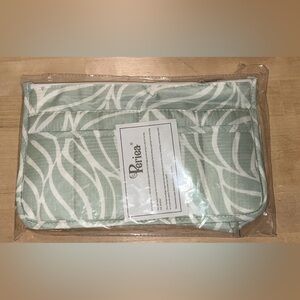 Periea Green and White Organizer